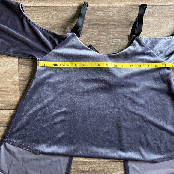 NWT Romeo + Juliet Cold Shoulder Velvet Top Sm - Picture 8 of 10